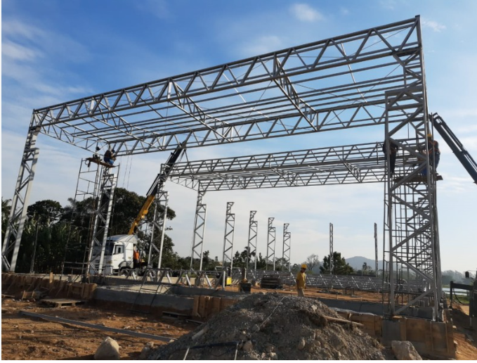 Estrutura metálica em fase de montagem